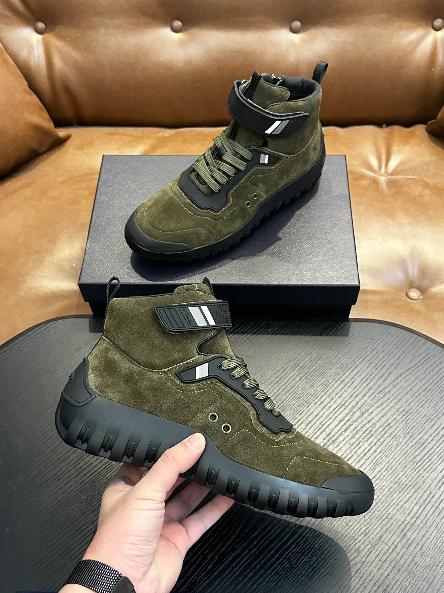 [ PRADA ] Top P: 880💰 ▪️Size: 39-44 (customized at 38.45) Prad*Prada (Mauri order can be made) new men's nylon fabric sneakers This casual sneaker combines elegant and innovative design. It is made of nylon stretch fabric and has a slip-on design. The upper strap is equipped with an adjustable metal buckle, and the letters "PRADA" are eye-catching on the side of the shoe. Comes with full original packaging!
